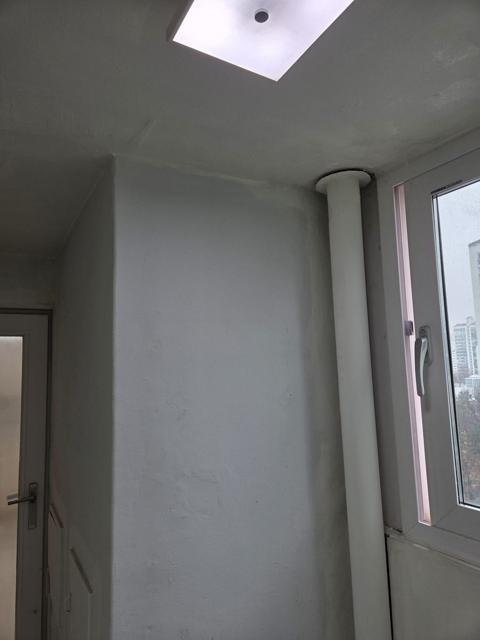 다시 칠한 베란다 천장