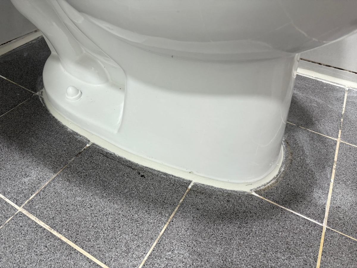 변기를 다시 앉혀 마감했습니다