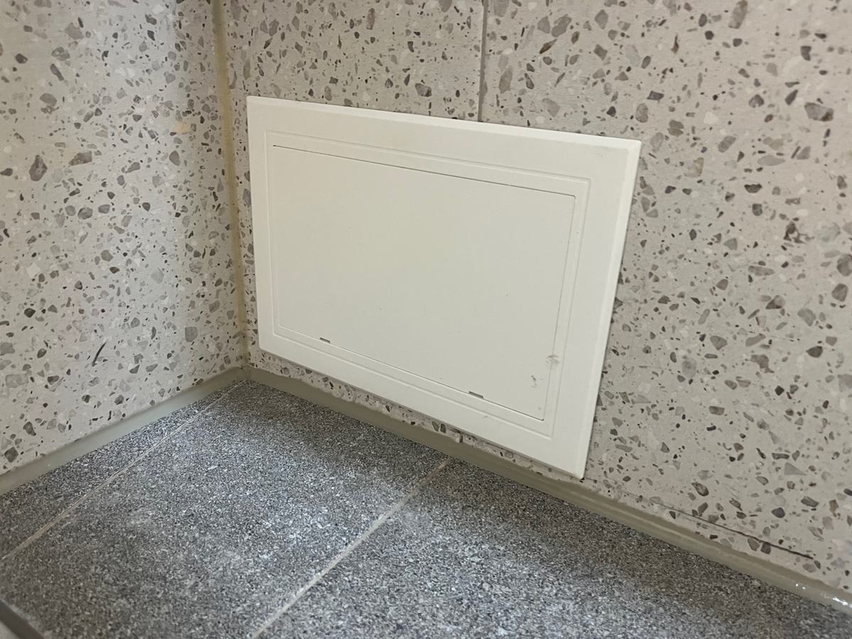 조적 욕조 옆면에 점검구를 냈습니다