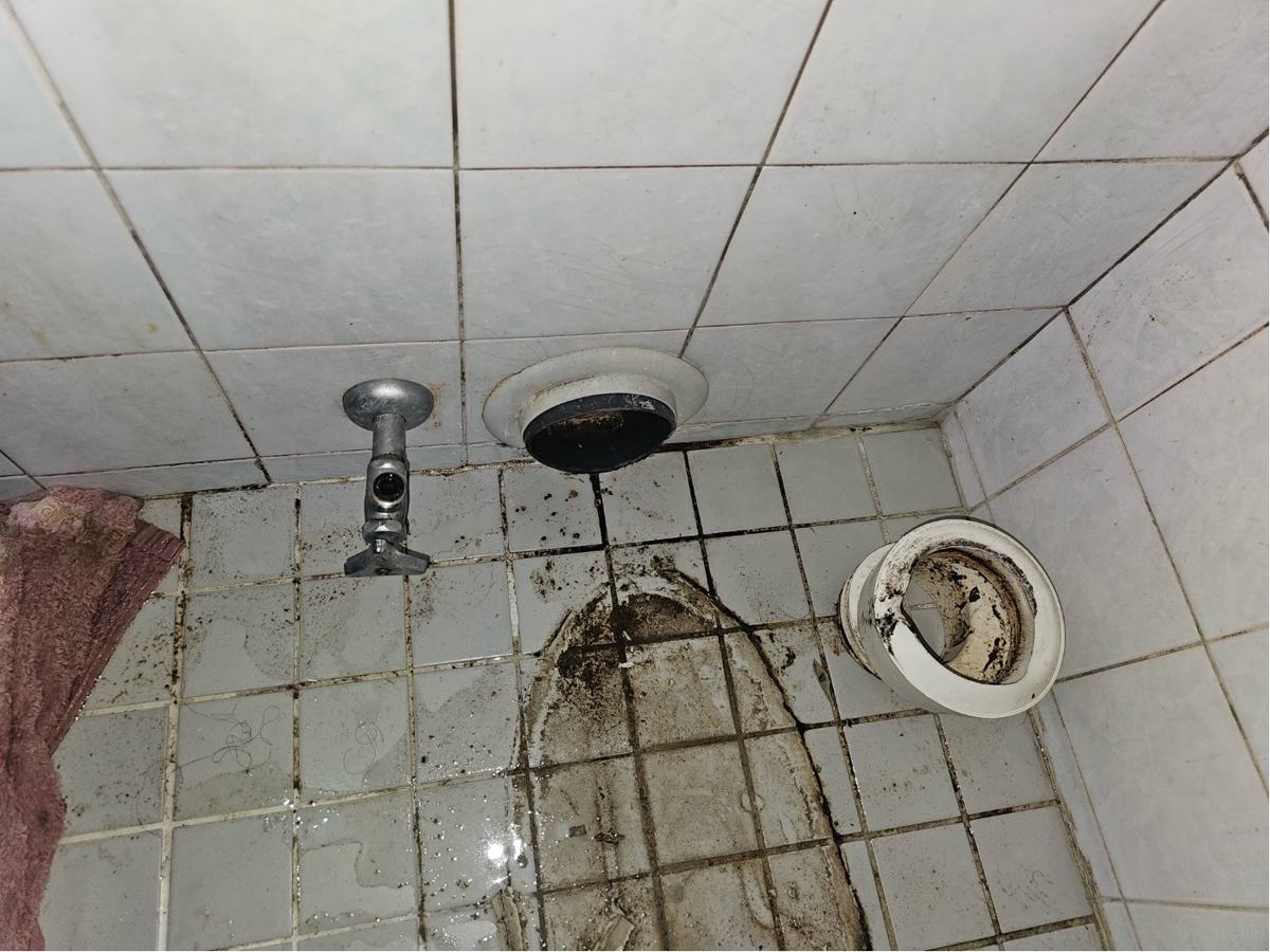벽배관 변기를 떼어 벽으로 빠지는 배관 이음을 확인했습니다