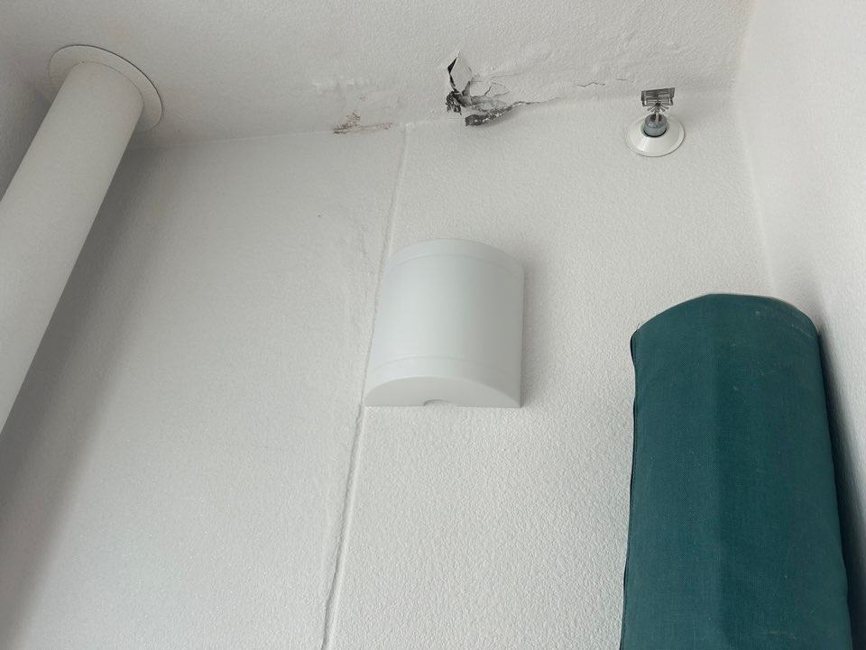 아랫집 베란다 천장과 왼쪽 우수관. 들뜬 자리가 우수관 둘레에 있었습니다