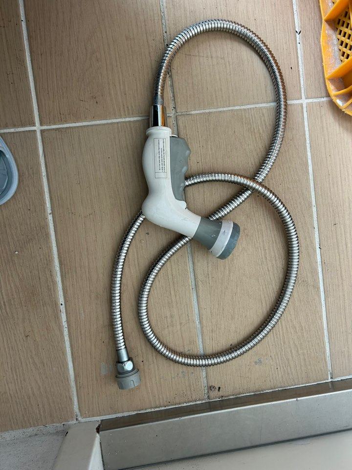 물뿌리개로 쓰던 수도꼭지 샤워기와 호스. 덜 잠긴 채 한 방울씩 떨어졌습니다
