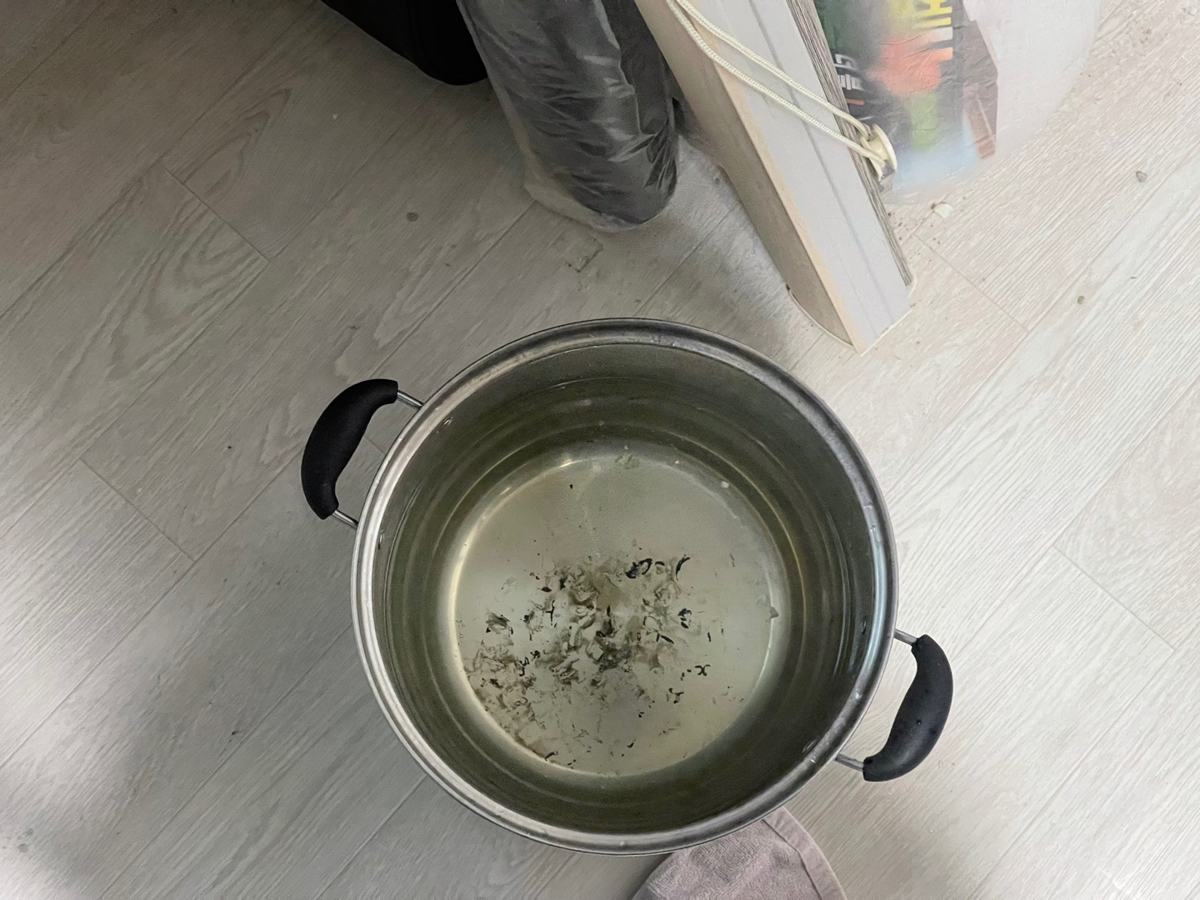 천장에서 떨어지는 물을 냄비로 받고 있었습니다