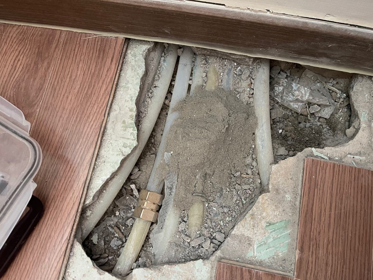 새는 배관을 잘라 내고 새 배관을 이었습니다