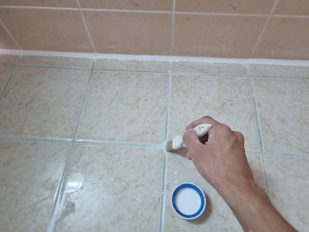바닥 줄눈도 같은 방법으로 채웠습니다