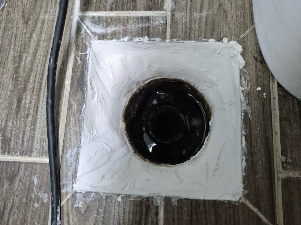 육가를 바꾸고 둘레를 백시멘트로 방수한 자리