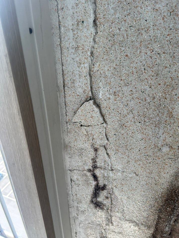샷시 옆 외벽 마감이 갈라져 있었습니다