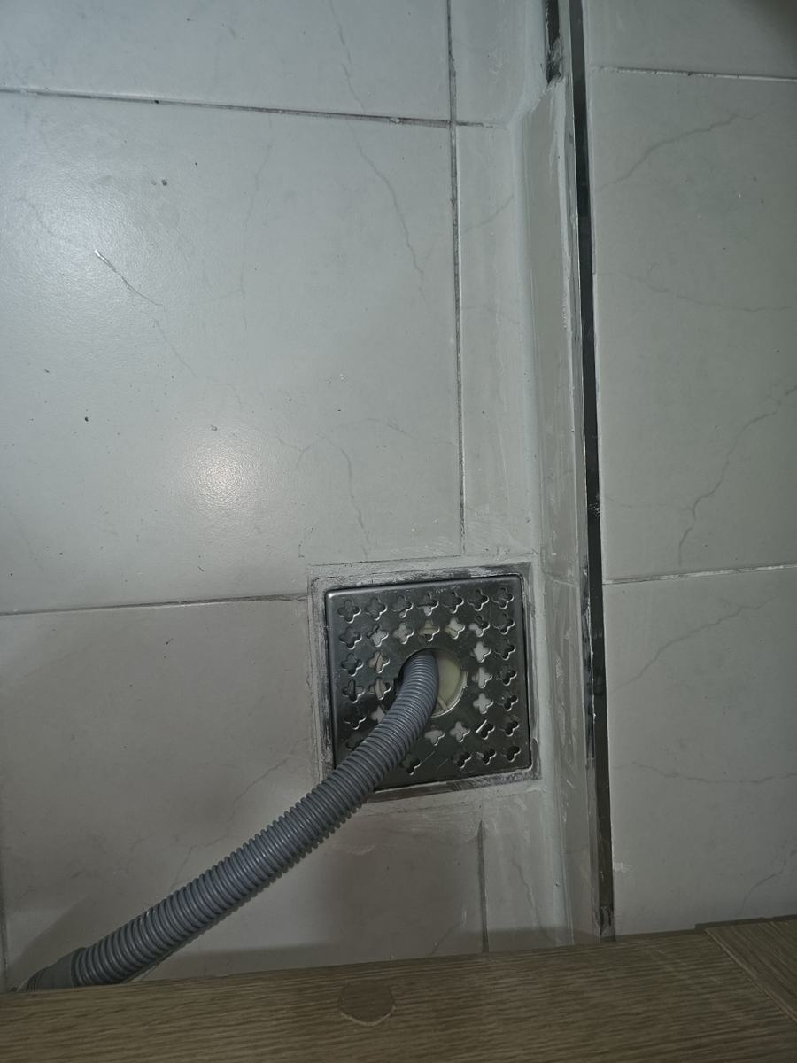 윗집 뒷베란다 세탁 육가와 세탁기 배수 호스