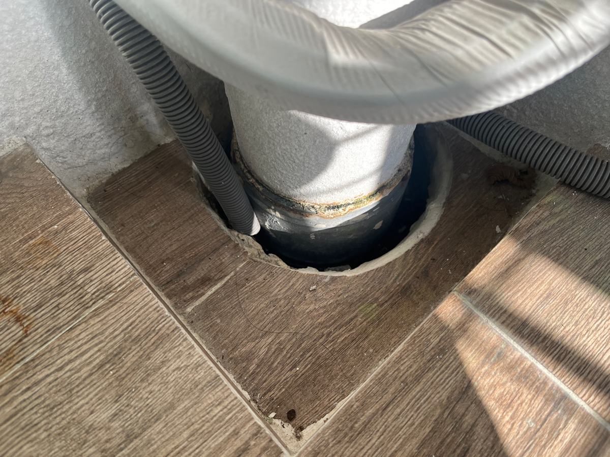 윗집 앞베란다 우수관 아래 배수구 둘레