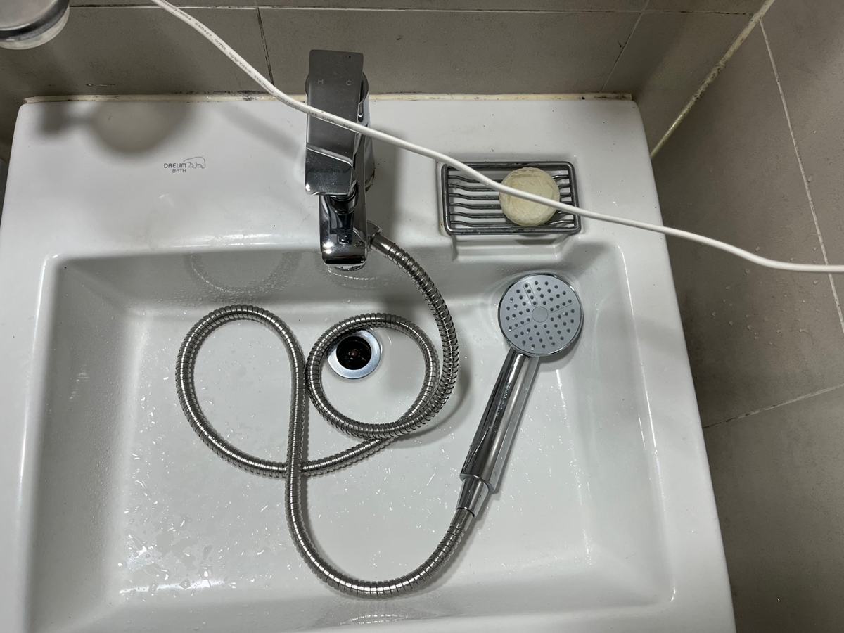 샤워 호스까지 다시 연결한 새 수전