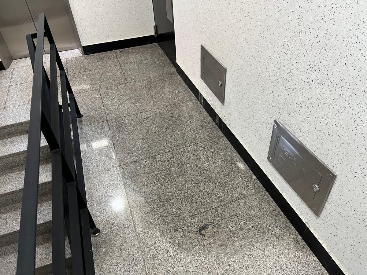3층 복도 계량기함 앞 대리석 바닥. 작년부터 젖은 자리가 점점 넓어졌습니다
