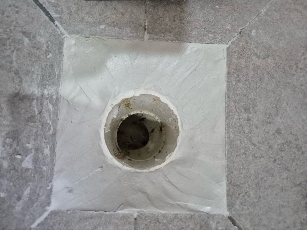 바닥 배수구 둘레를 백시멘트로 채웠습니다
