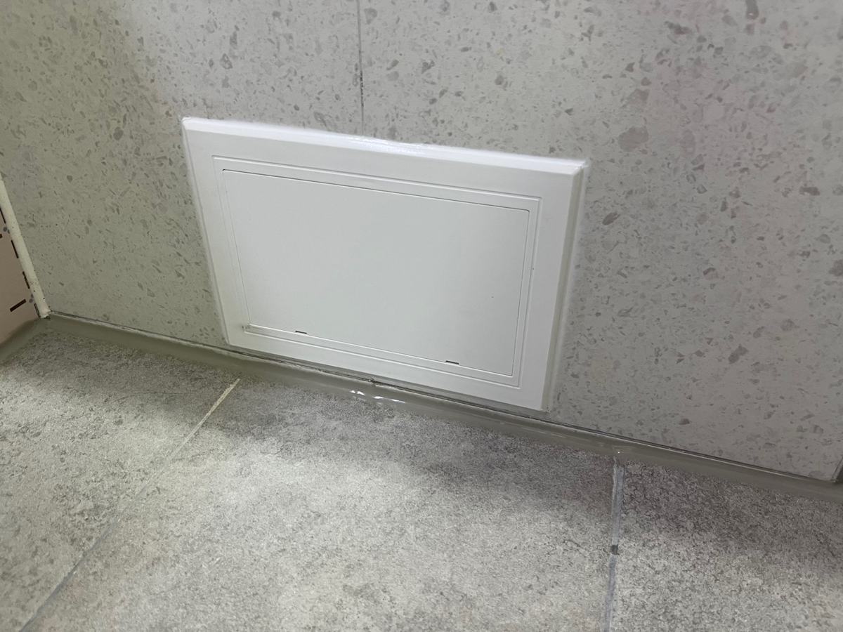 물을 빼고 욕조 앞에 단 점검구
