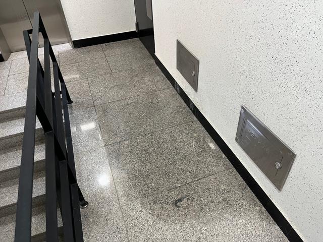 3층 복도 계량기함 앞 대리석 바닥. 작년부터 젖은 자리가 점점 넓어졌습니다