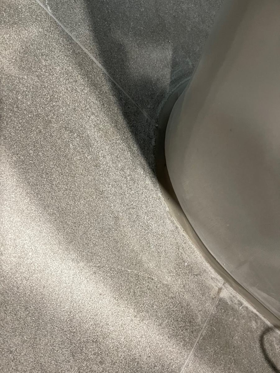 변기를 다시 앉히고 밑동을 실리콘으로 마감했습니다