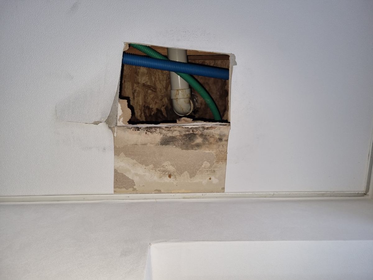 점검구를 낸 1층 현관 천장
