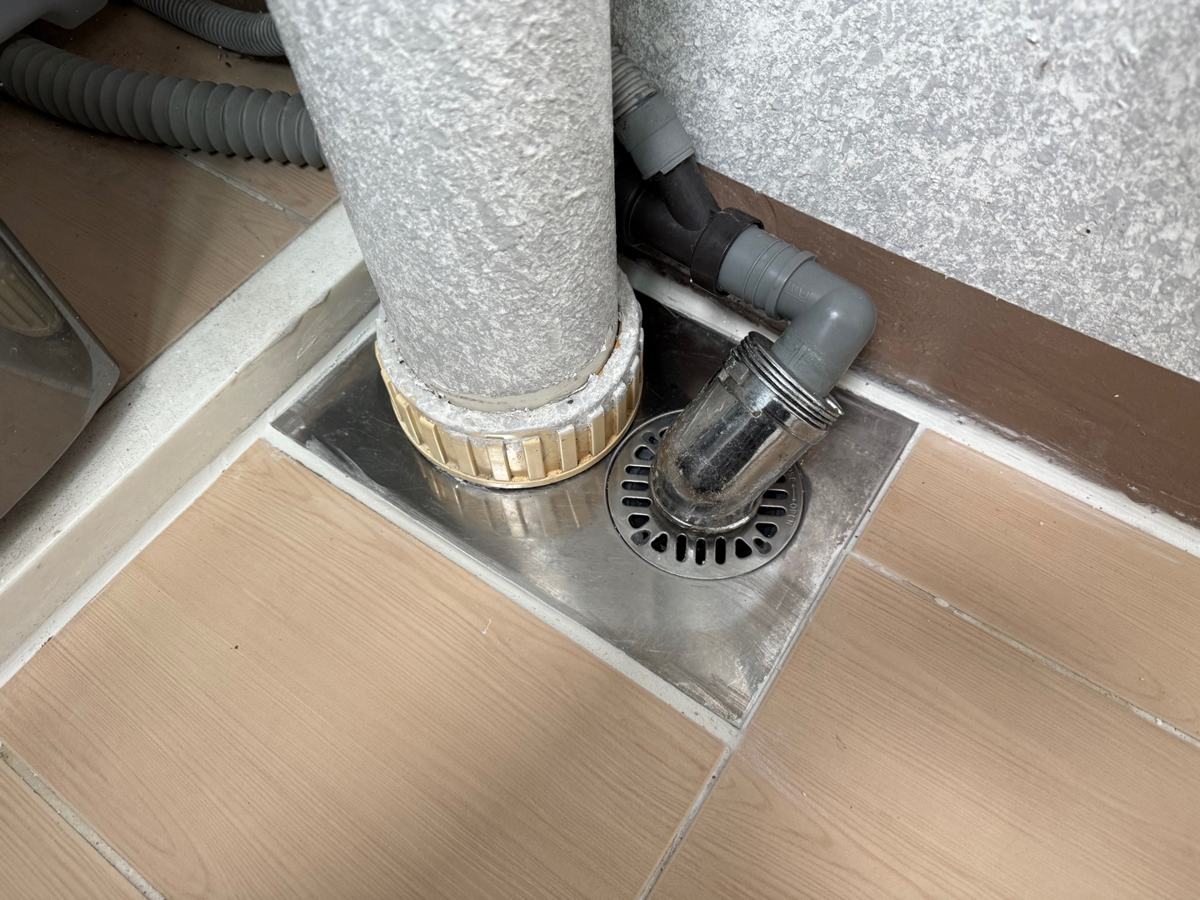 생활하수관과 세탁 배수를 다시 이어 마감했습니다