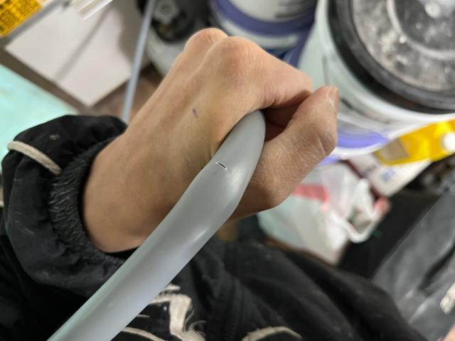 빼낸 변기 수도관. 변기 쪽에 가까운 자리가 갈라져 있었습니다