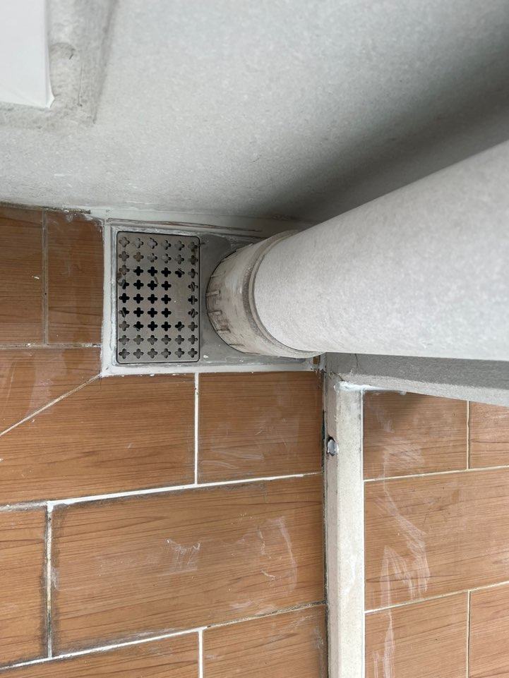 배수구 덮개를 덮고 우수관을 다시 세웠습니다