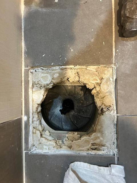샤워부스 육가를 뜯어 낸 자리. 둘레 몰탈이 부서져 있었습니다