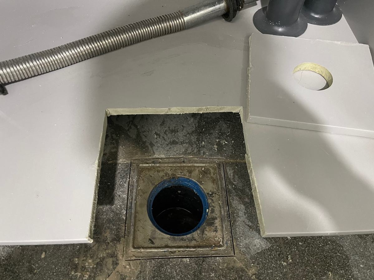 세면대 아래 바닥 판을 들어내자 나온 육가