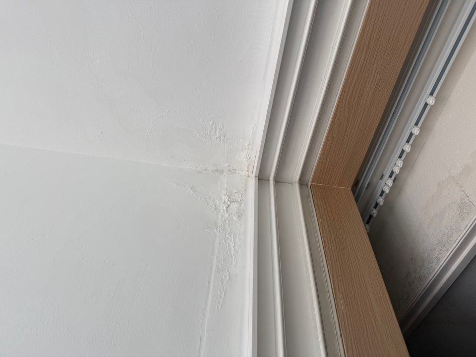 아랫집 안방, 베란다 쪽 에어컨 옆 천장 모서리. 도배지가 젖은 자국이 있었습니다