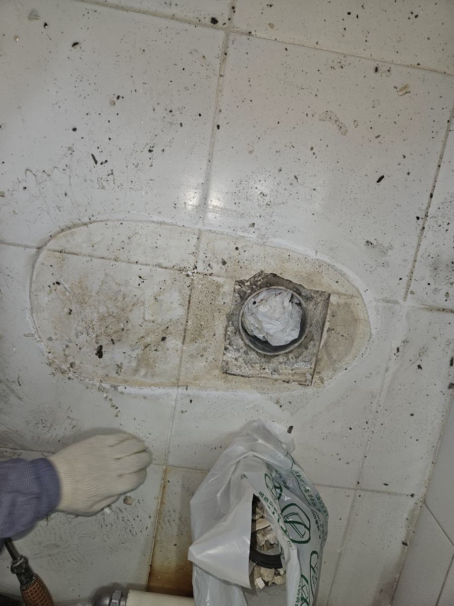변기를 떼어 낸 자리