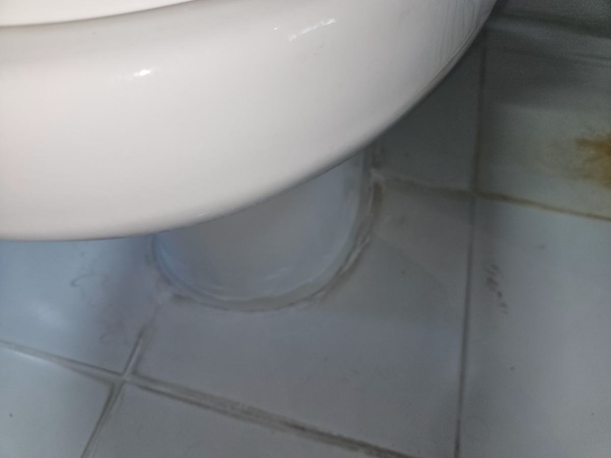 변기를 다시 앉히고 둘레를 마감했습니다