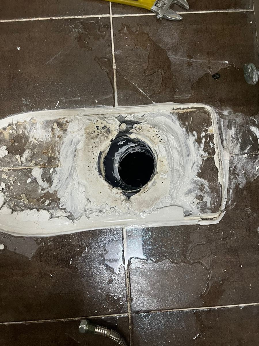 변기를 들어낸 자리