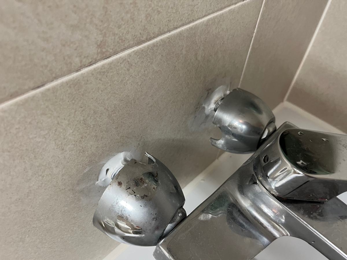 샤워수전 둘레를 실리콘으로 막았습니다
