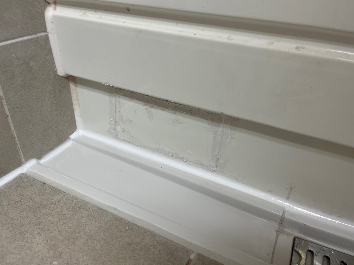 다시 맞춘 욕조 옆 트렌치