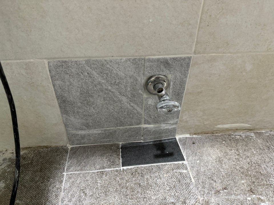 타일로 마감하고 수전을 다시 단 벽
