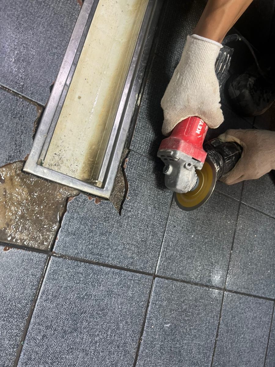 그라인더로 트렌치 둘레를 따 내는 모습