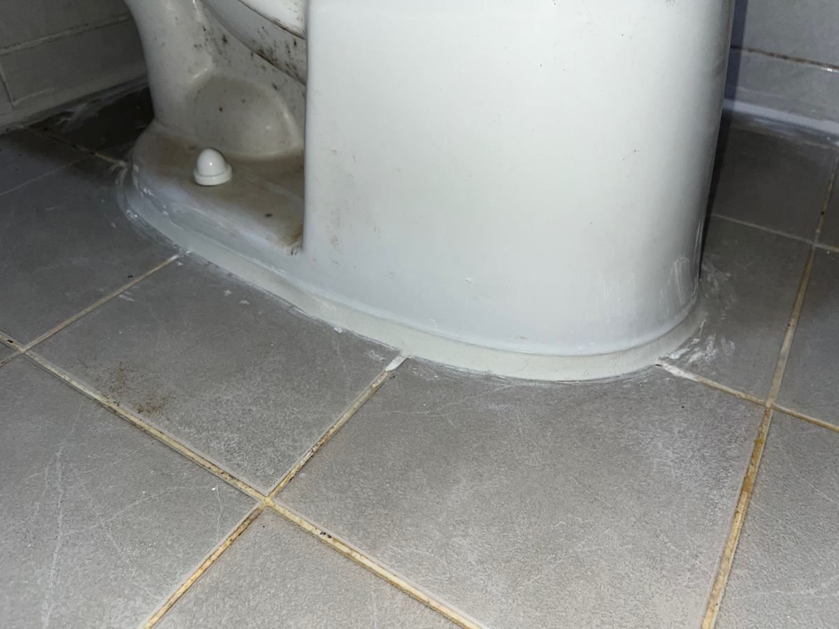변기를 다시 앉히고 둘레를 실리콘으로 마감했습니다