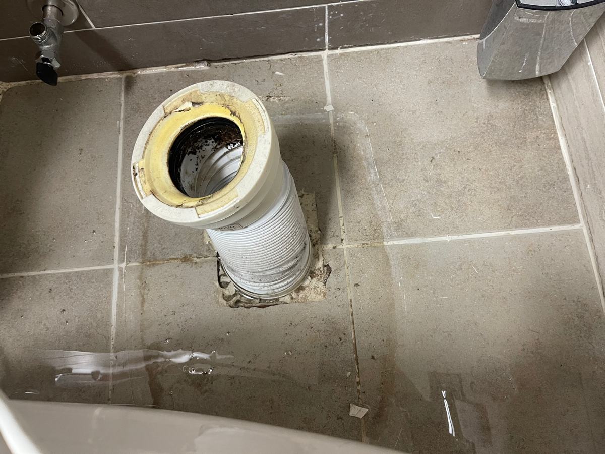 변기를 들어낸 자리. 바닥 배관과 잇는 연결관