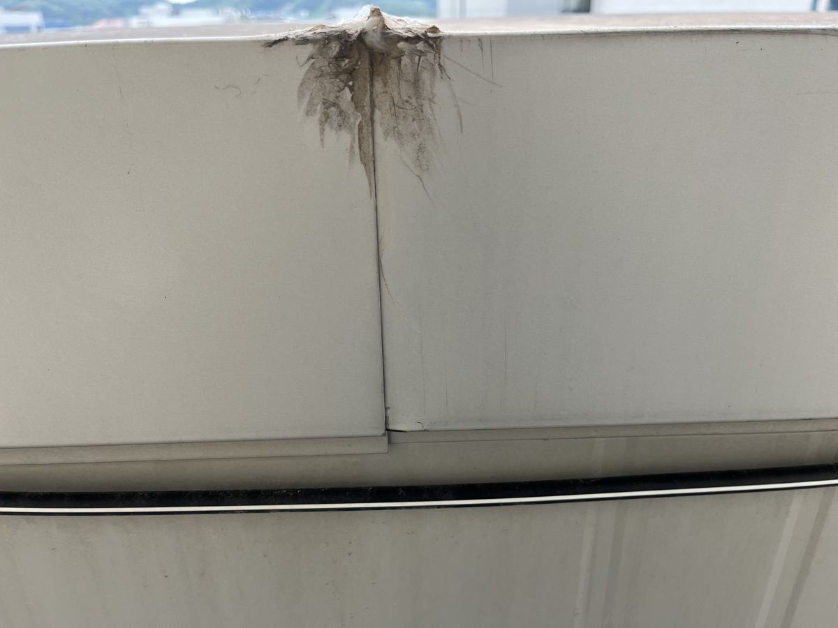 옥상 난간 판넬 이음새로 물때가 번져 내려와 있었습니다
