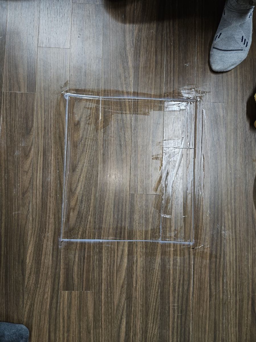윗집 싱크대 앞, 마루를 잘라 낼 자리를 표시했습니다