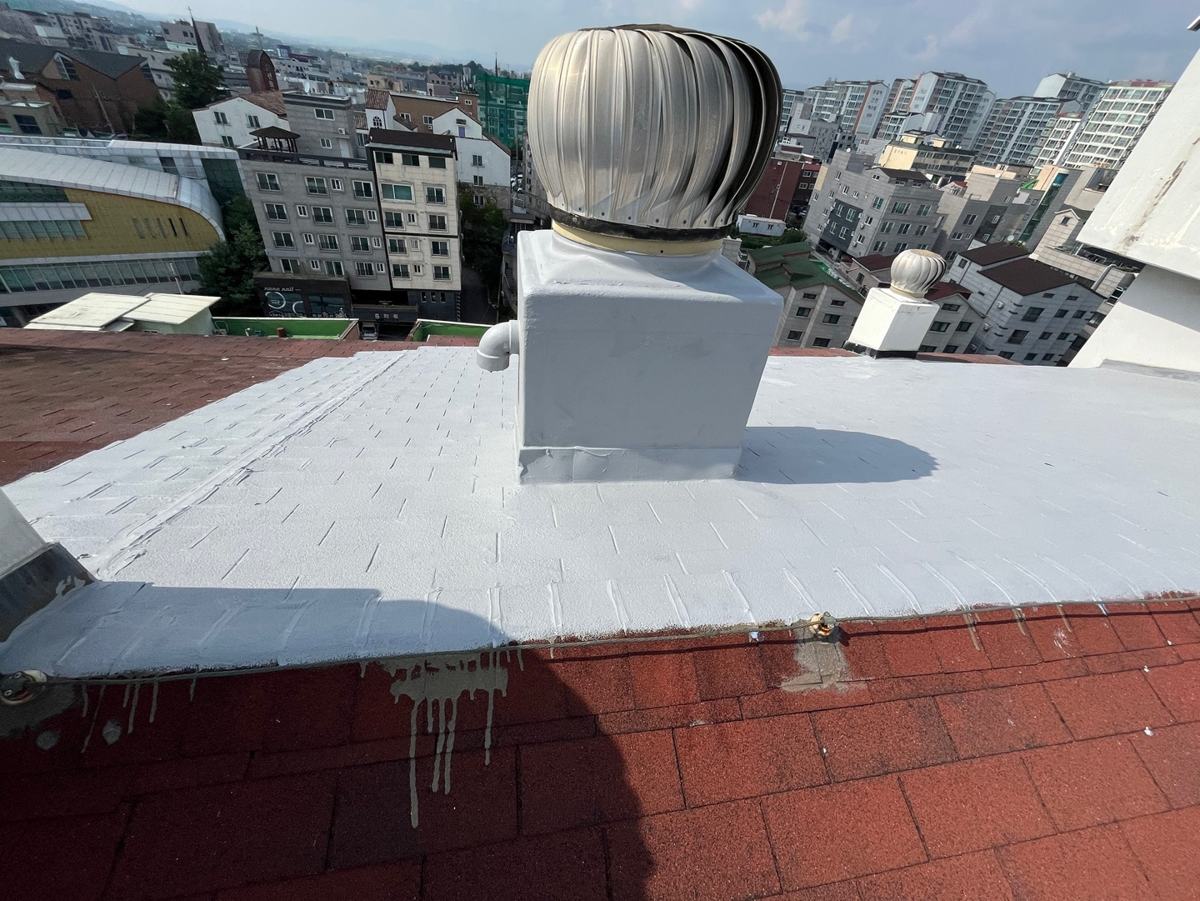 중도와 상도까지 칠을 마친 지붕