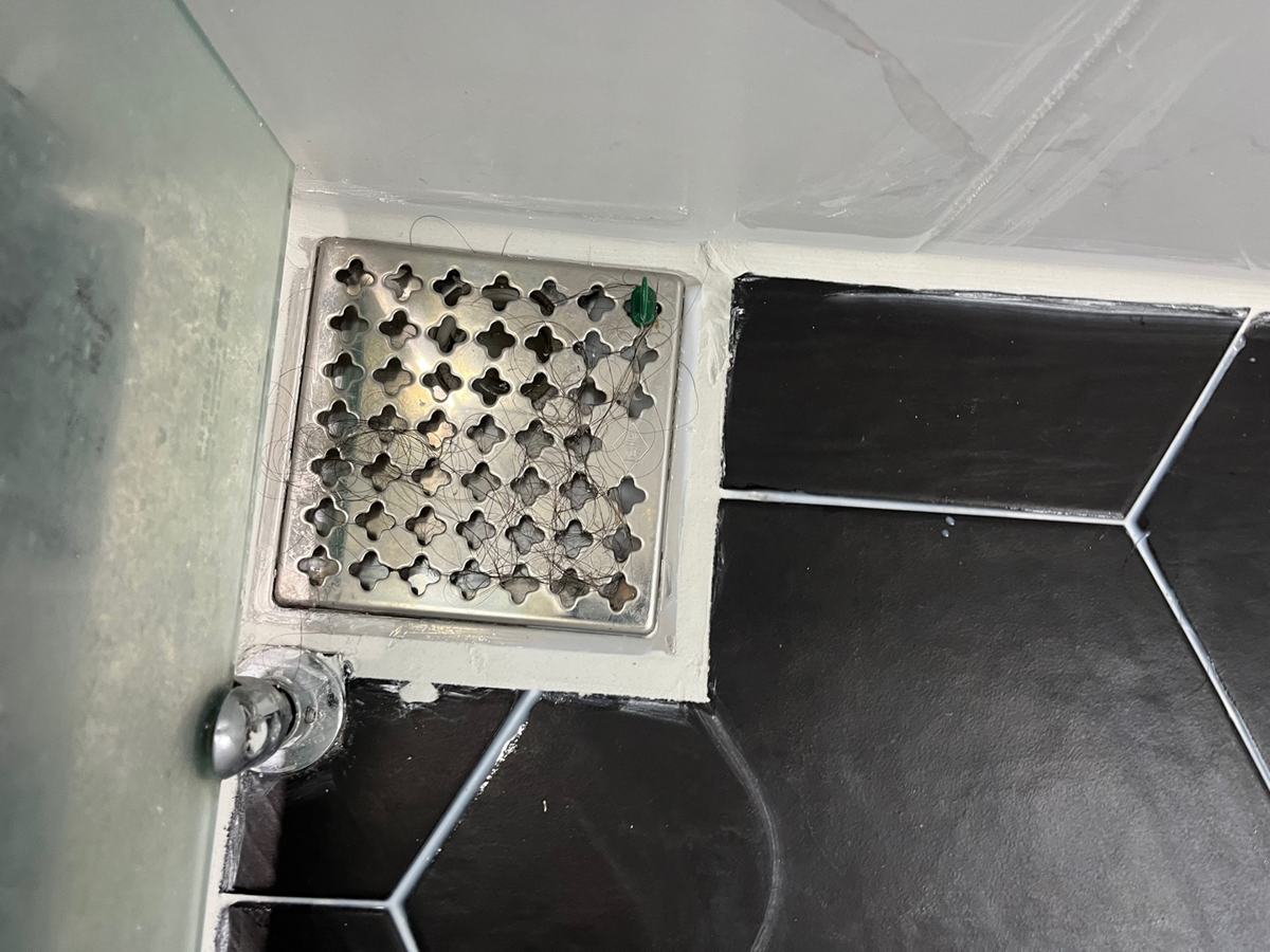 방수를 마친 샤워 육가