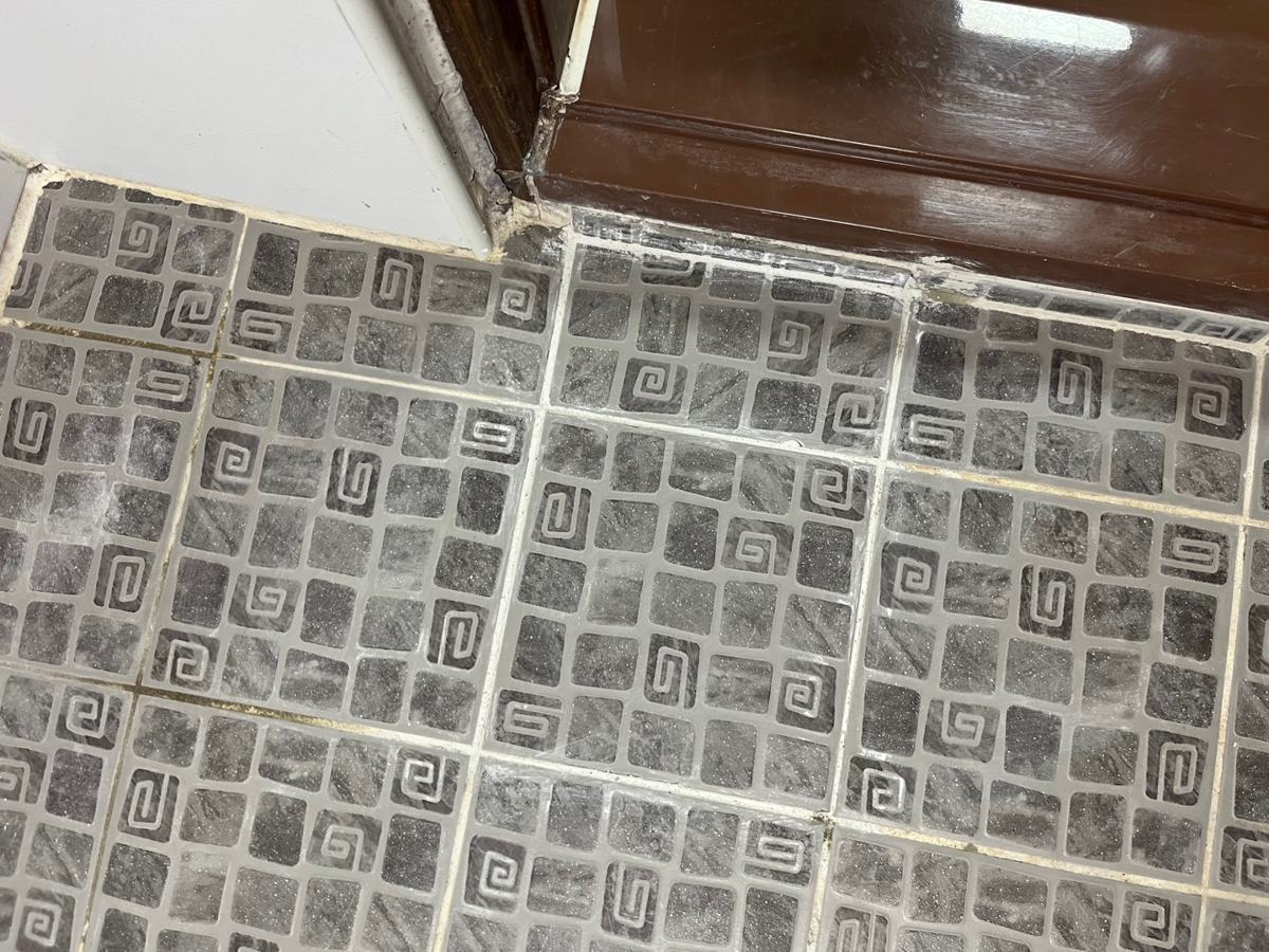 타일을 다시 붙인 화장실 바닥