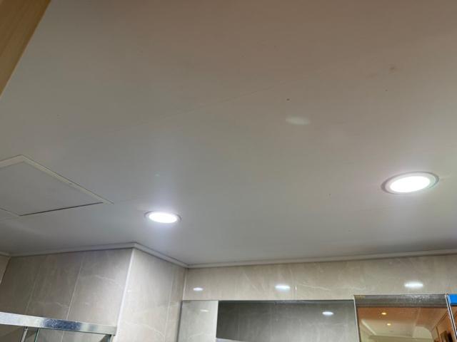 아랫집 거실 화장실 천장. 가운데 이음새에서 물이 떨어졌습니다