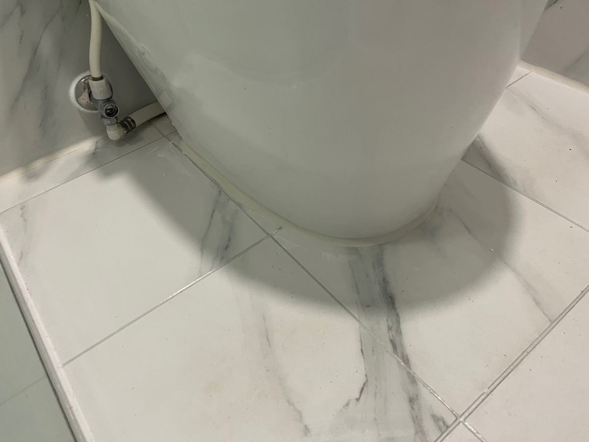 변기를 다시 앉혔습니다