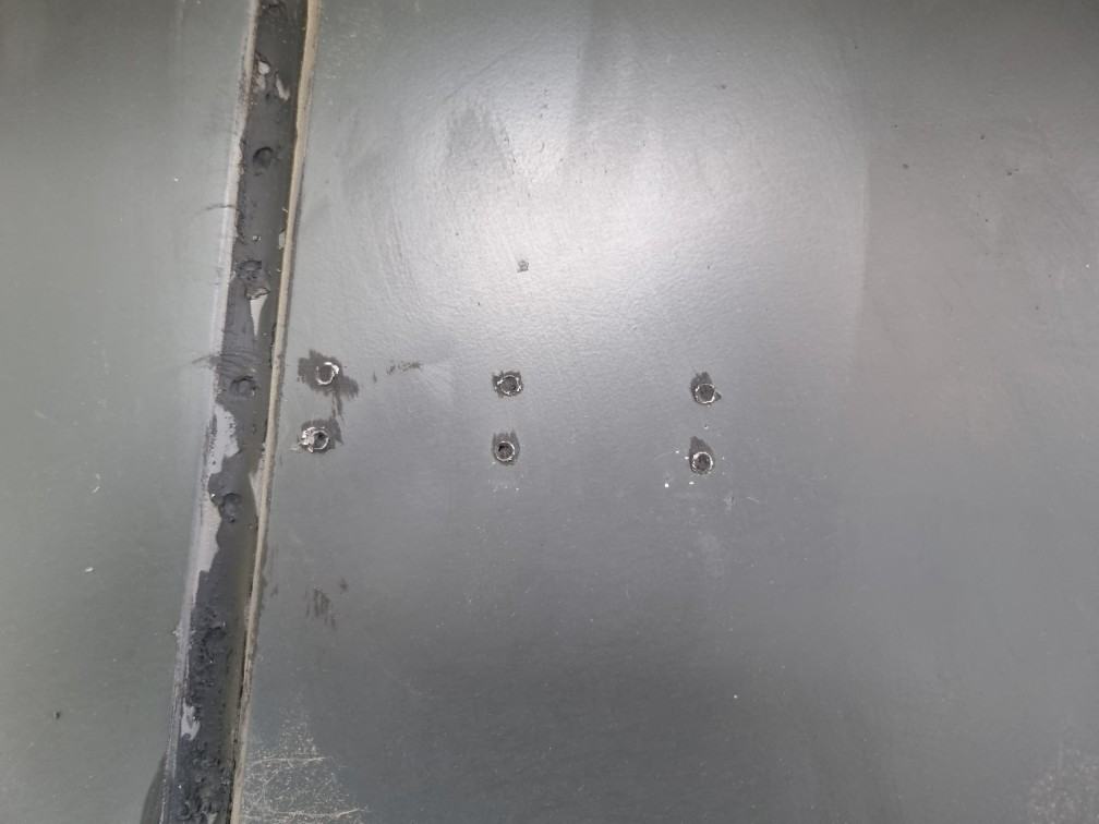 창 위 철판 구조물에 나사 구멍이 여러 개 뚫려 있었습니다