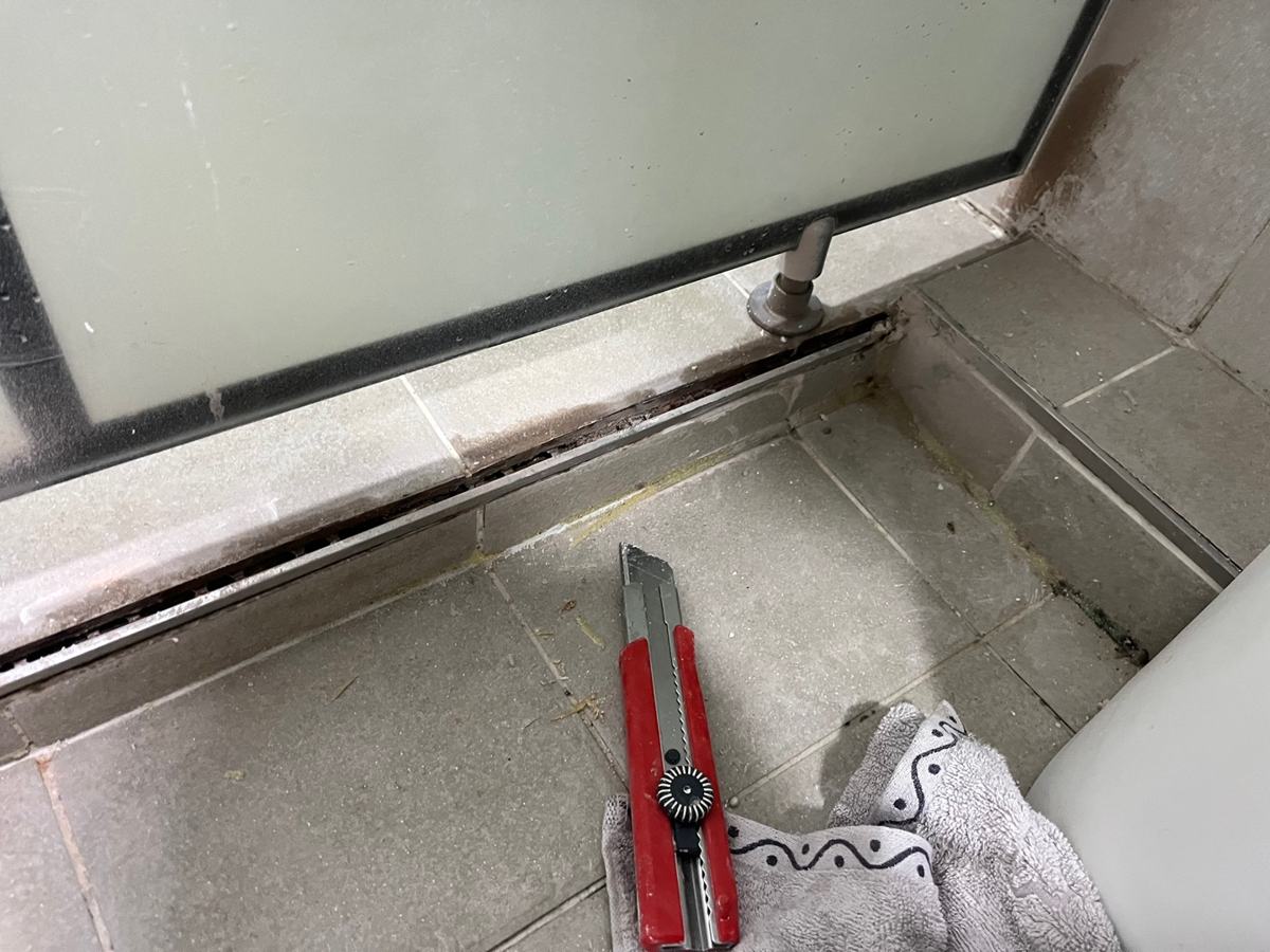 물이 고이던 샤워부스 바닥 가장자리