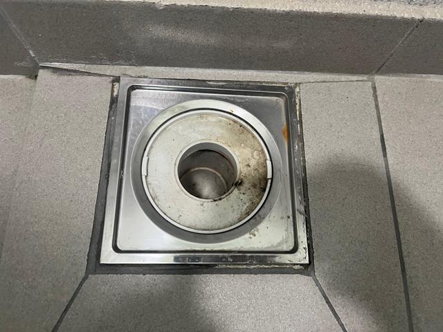 위층 세탁실 바닥 육가. 이 아래 상가 천장 안 배수관 둘레로 습기가 찼습니다