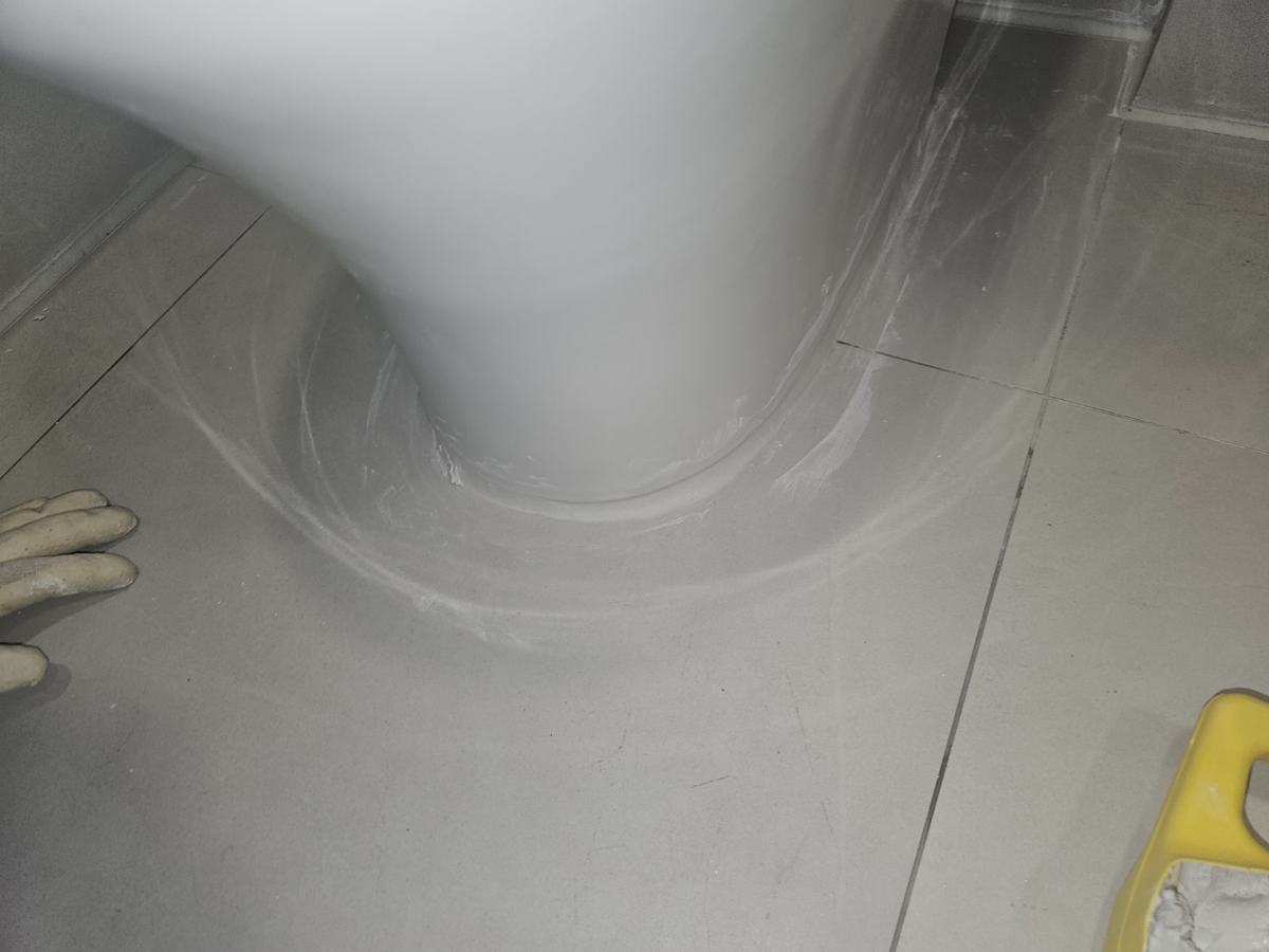 변기를 다시 앉히고 둘레를 실리콘으로 마감했습니다