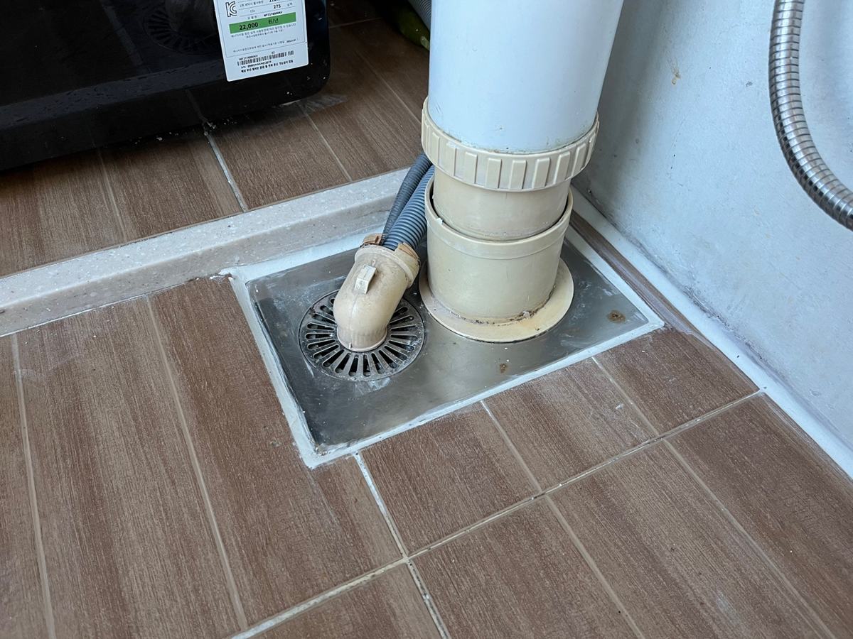하수관을 다시 앉히고 마친 자리