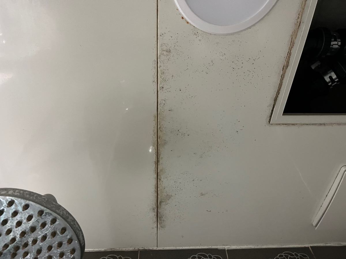 아랫집 화장실 천장 판에 남은 물 자국