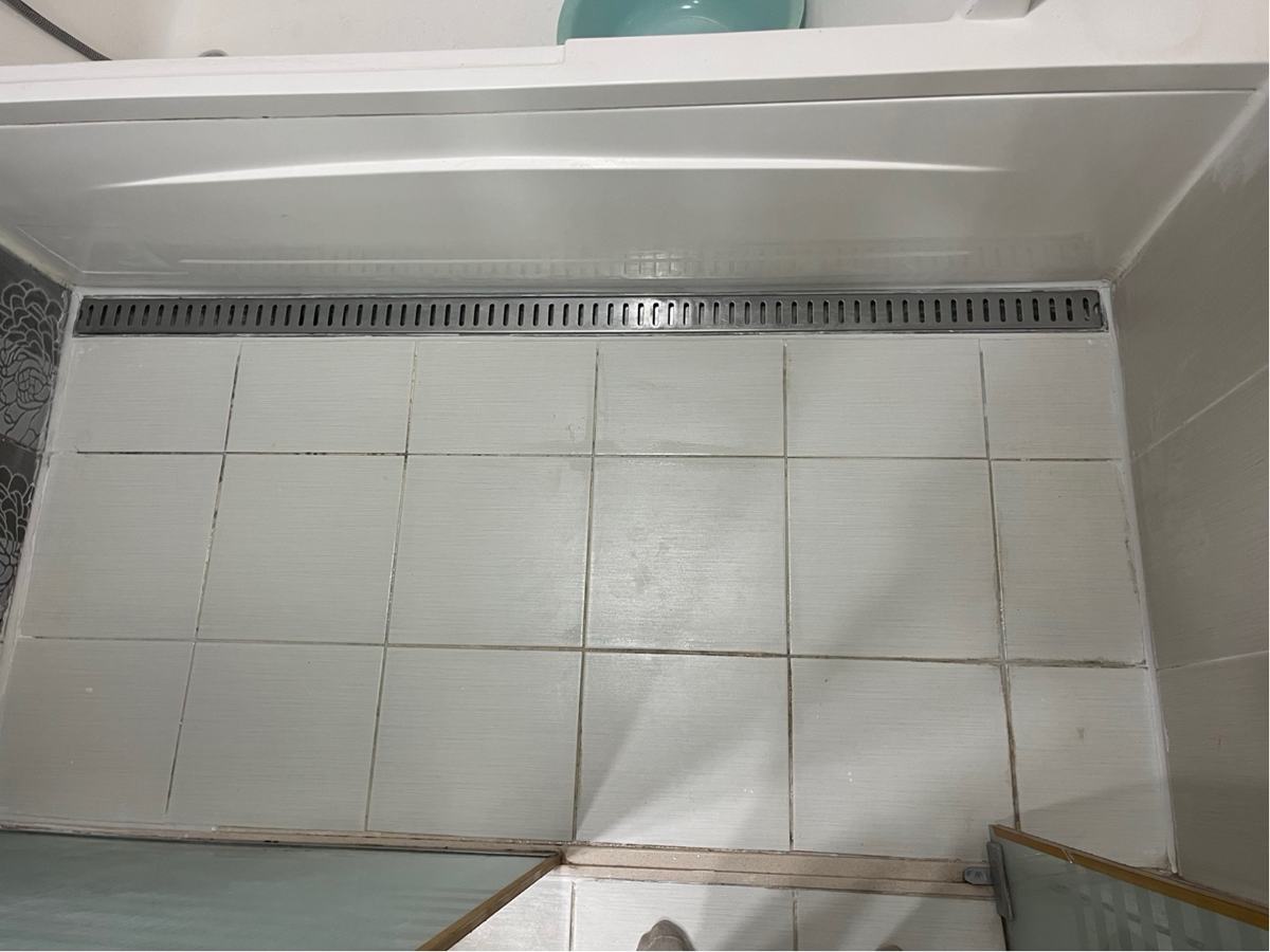 다시 앉힌 욕조 앞 트렌치
