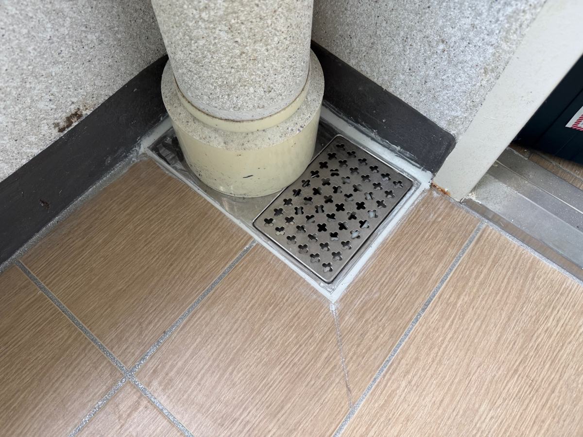우수관을 다시 세우고 둘레를 마감했습니다